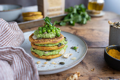 PANCAKE AL CURRY CON HUMMUS DI PISELLI