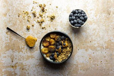BOWL CON GRANOLA E BANANA CARAMELLATA